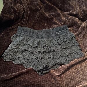 Dark emerald scalloped knit shorts